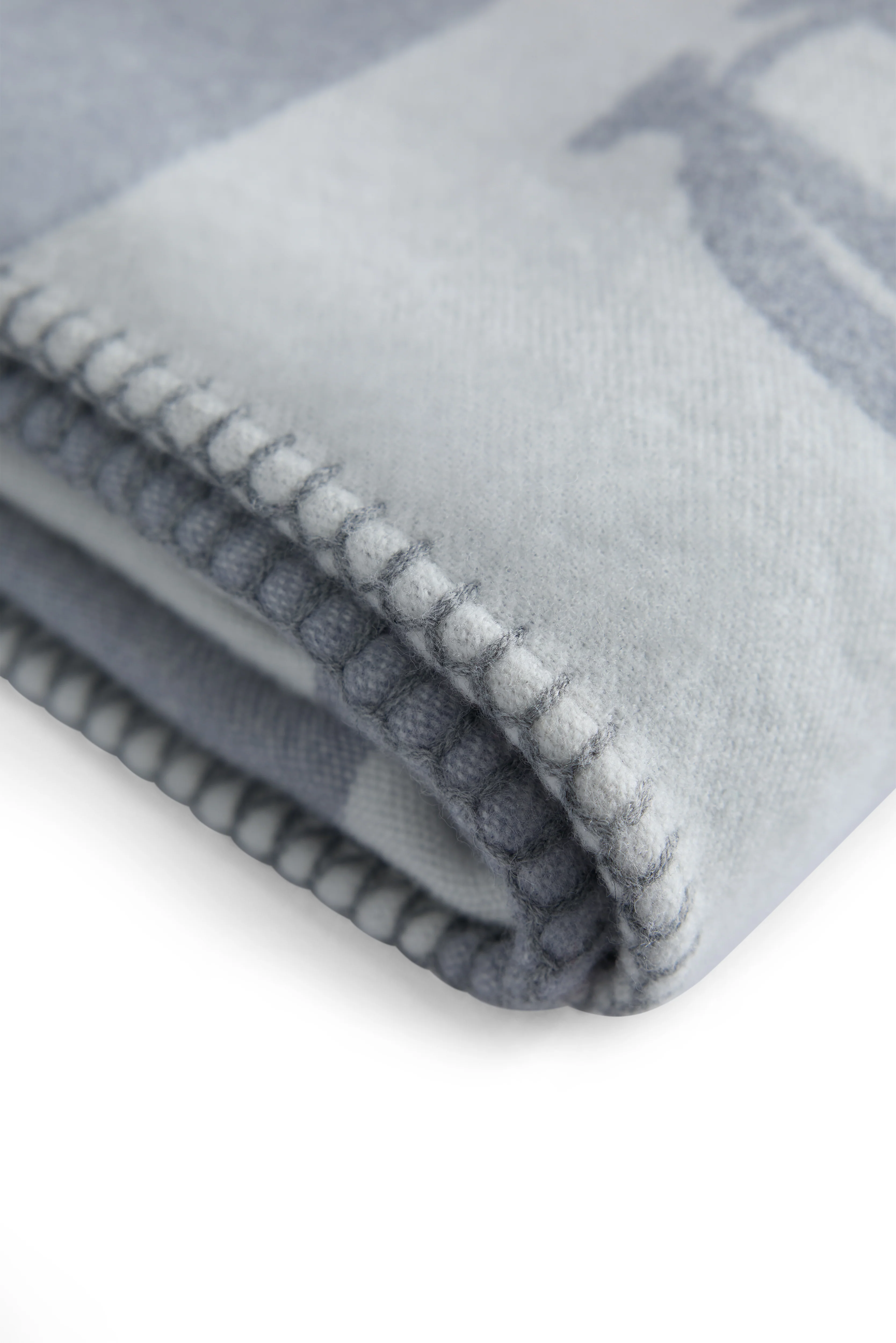 Luxury Blanket (Grey Cream) - Image 4